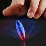 Punto 2: Pannello di cristallo LED con effetti di luce blu e rosa, toccato da una mano, su sfondo nero. Perfetto come decorazione scientifica e oggetto di studio.