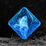 Pulsante di ghiaccio blu con riflessi iridescenti e dettagli cristallini, perfetto come decorazione scientifica o oggetto da collezione.