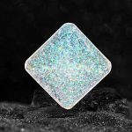 Pietra decorativa iridescente a forma quadrata, perfetta come oggetto scientifico e decorativo, con riflessi colorati e superficie lucida, ideale per collezioni e decorazioni.