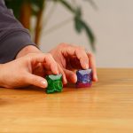 Pezzi di vetro colorati con motivi scientifici, utilizzati come decorazioni o oggetti da collezione, rappresentano elementi di interesse scientifico e artistico.