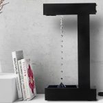 Oggetto decorativo scientifico con acqua che cade, design moderno e originale.