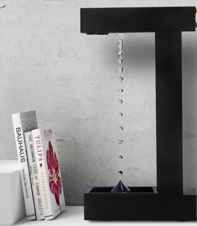 Oggetto decorativo scientifico con acqua che cade, design moderno e originale.