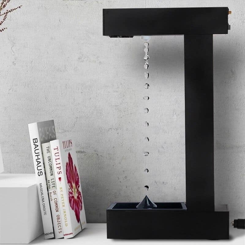 Acquario decorativo con acqua che scorre, stile minimalista. Oggetto decorativo scientifico con acqua che cade, design moderno e originale.
