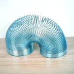 Molla di metallo a spirale blu, oggetto decorativo scientifico, ideale per arredamento e collezionismo. Design innovativo e moderno, perfetto per appassionati di scienza e decorazioni originali.