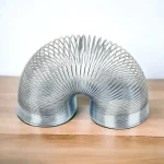 Anello di metallo a spirale, decorazione scientifica in stile industriale, perfetto come oggetto di design o decorazione da scrivania.