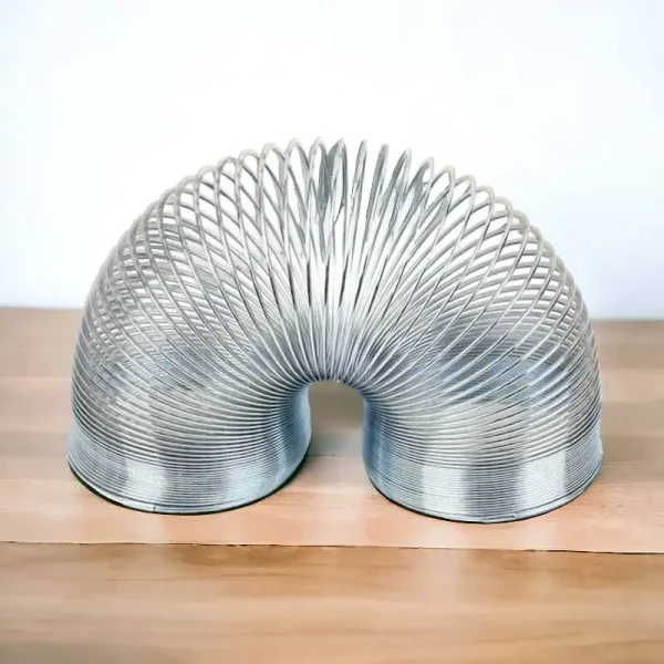 Anello di metallo a spirale, decorazione scientifica in stile industriale, perfetto come oggetto di design o decorazione da scrivania.