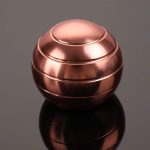 Sfera decorativa in rame con finitura lucida, perfetta come oggetto di design o decorazione scientifica. Ideale per appassionati di oggetti unici e di stile industriale.