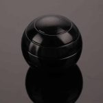 Sfera in onice nera lucida, oggetto decorativo e scientifico, perfetta per collezioni o studi di mineralogia, con superficie liscia e riflettente.