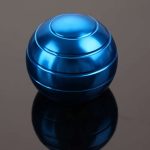 Pallina di metallo blu lucido con superficie riflettente e design moderno, ideale come decorazione scientifica o oggetto da collezione.
