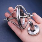 Pipetta di laboratorio in metallo con supporto, utilizzata per trasferire liquidi in modo preciso durante esperimenti scientifici.