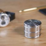 Oggetto decorativo in metallo con incisioni scientifiche, ispirato alla pietra filosofale, ideale come decorazione per appassionati di scienza e mistero.