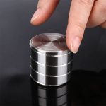 Pila di magneti in acciaio inox, perfetti per esperimenti scientifici e decorazioni a tema scientifico, con superficie lucida e design elegante.
