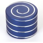 Piramide di oggetti scientifici in plastica blu, decorazione educativa e decorativa per ambienti scientifici e scolastici.