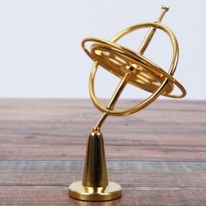 Oggetto scientifico decorativo: sfera armillare in ottone dorato, simbolo di astronomia e scienza, perfetta come decorazione da scrivania o collezione.