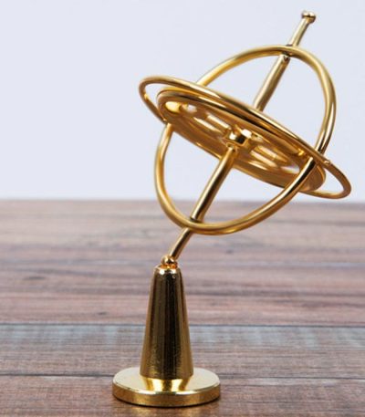 Oggetto scientifico decorativo: sfera armillare in ottone dorato, simbolo di astronomia e scienza, perfetta come decorazione da scrivania o collezione.