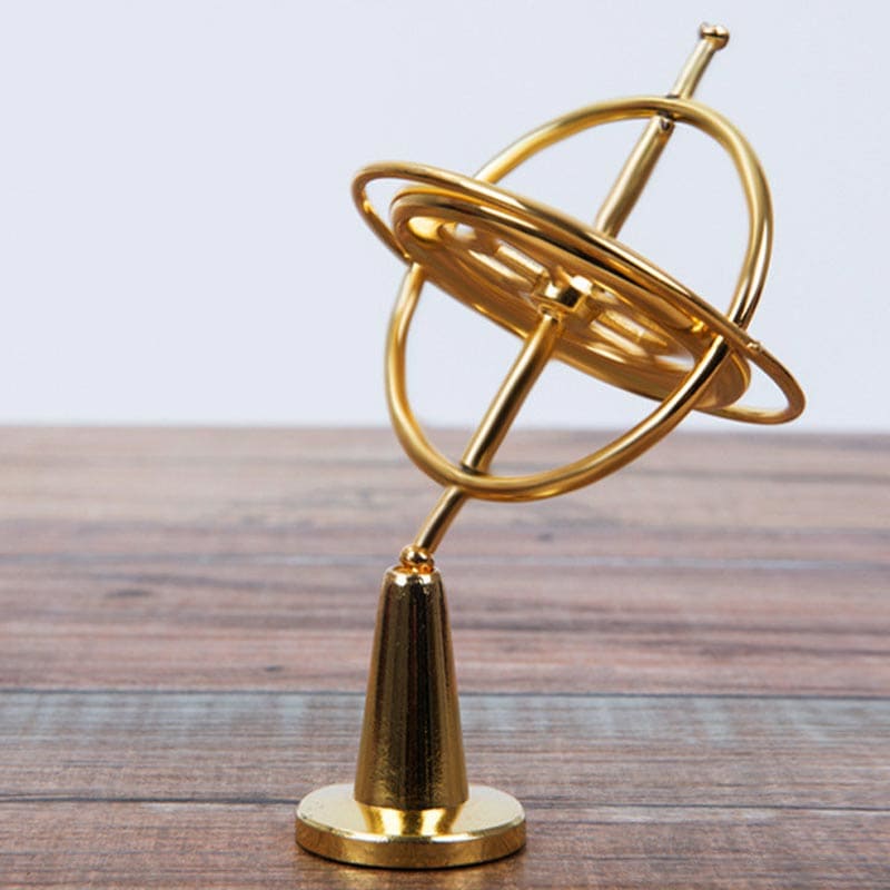 Sfera armillare in ottone dorato Oggetto scientifico decorativo: sfera armillare in ottone dorato, simbolo di astronomia e scienza, perfetta come decorazione da scrivania o collezione.
