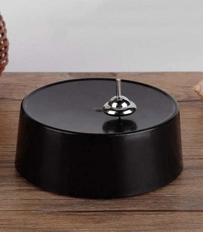 Piatto di equilibrio con pendolo scientifico in metallo, ideale come decorazione scientifica o oggetto educativo, posizionato su una superficie di legno.