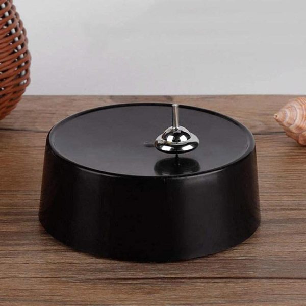 Piatto di equilibrio con pendolo scientifico in metallo, ideale come decorazione scientifica o oggetto educativo, posizionato su una superficie di legno.