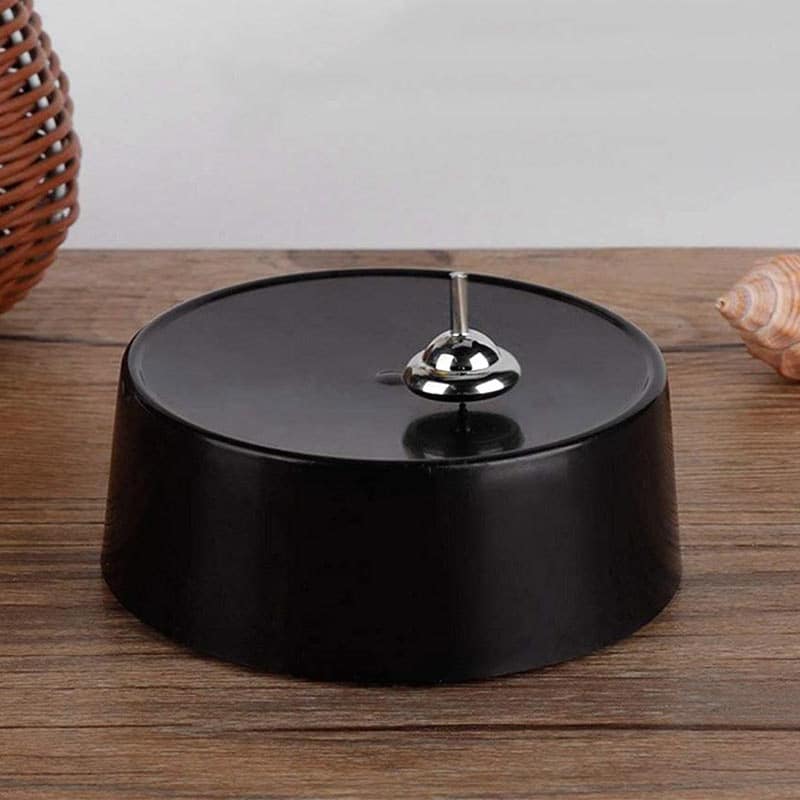 Piatto di equilibrio con pendolo scientifico in metallo, ideale come decorazione scientifica o oggetto educativo, posizionato su una superficie di legno.