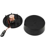Pila a bottone con base in plastica nera, componente per esperimenti scientifici e decorazioni a tema scientifico, con circuito e contatti metallici.