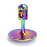 Perno decorativo in metallo con finitura iridescente, ideale come decorazione scientifica o oggetto da collezione. Design futuristico e colori vivaci per un tocco innovativo.