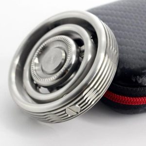 Pettine da barba in metallo con custodia protettiva, ideale per la cura personale e il grooming maschile, con design elegante e resistente.