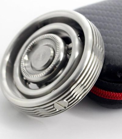 Pettine da barba in metallo con custodia protettiva, ideale per la cura personale e il grooming maschile, con design elegante e resistente.