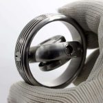 Anello di Foucault con pendolo di Foucault, strumento scientifico per dimostrare la rotazione terrestre, mostrato in dettaglio con guanto di protezione.