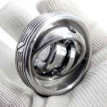 Oggetto scientifico in metallo con design moderno e dettagli intricati, perfetto come decorazione o strumento scientifico.