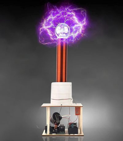 Modello di oggetto scientifico Tesla coil con scariche elettriche viola, utilizzato per dimostrazioni di fenomeni elettrici e elettromagnetici.