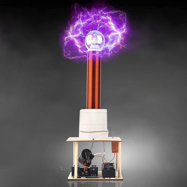 Modello di oggetto scientifico Tesla coil con scariche elettriche viola, utilizzato per dimostrazioni di fenomeni elettrici e elettromagnetici.