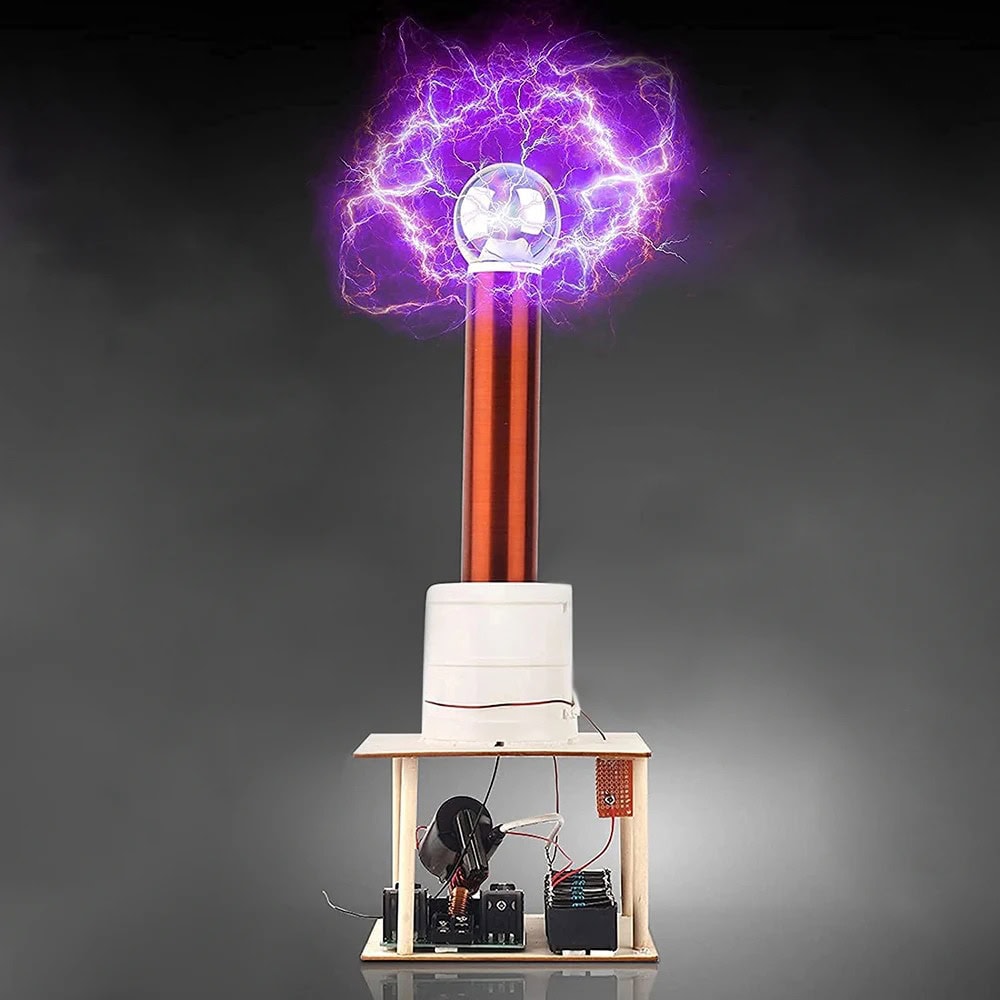 Tesla Coil - Modello di oggetto scientifico con scariche elettriche Modello di oggetto scientifico Tesla coil con scariche elettriche viola, utilizzato per dimostrazioni di fenomeni elettrici e elettromagnetici.