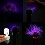 Oggetto scientifico con scarica di elettricità statica e plasma in tonalità viola, mostra effetti di elettrizzazione e energia elettrica in un ambiente oscuro.