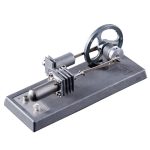 Pompa a vapore in miniatura, oggetto decorativo e da collezione ispirato alle macchine scientifiche storiche. Perfetta come decorazione da scrivania o per appassionati di strumenti scientifici vintage.