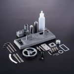 Componenti di un modello di laboratorio scientifico, inclusi cilindri, valvole, e strumenti di precisione, ideali per decorazioni scientifiche o progetti educativi.