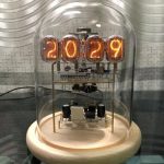 Orologio vintage a tubi Nixie che mostra la data 2029, decorazione scientifica retrò con display luminoso e componenti elettronici visibili, ideale per appassionati di tecnologia e design.