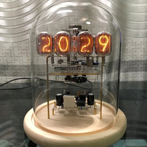 Orologio vintage a tubi Nixie che mostra la data 2029, decorazione scientifica retrò con display luminoso e componenti elettronici visibili, ideale per appassionati di tecnologia e design.