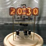 Orologio a Nixie Tubes con display digitale vintage, perfetto come decorazione scientifica e oggetto da collezione.
