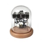Orologio di Foucault in vetro con meccanismo visibile, esposto su base in legno, simbolo di scienza e innovazione. Perfetto come decorazione scientifica da collezione.