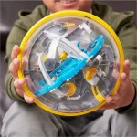 Pista di biglie in plastica trasparente con percorsi colorati, ideale per stimolare la creatività e la logica dei bambini, perfetta come decorazione scientifica educativa.
