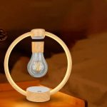 Lampada decorativa con struttura circolare in legno e lampadina visibile, ideale per ambienti innovativi e di design.