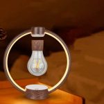 Lampada decorativa ispirata a un bulbo di lampadina con struttura circolare in legno.