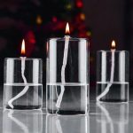 Candela galleggiante in vetro con fiamma accesa, ideale per decorazioni festive e ambienti eleganti. Perfetta per creare atmosfere calde e accoglienti durante le festività o eventi speciali.