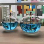 Vasi di acqua con fiamme LED colorate, decorazioni scientifiche innovative per ambienti moderni e creativi.