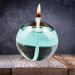 Oggetto decorativo in vetro con candela accesa, perfetto come decorazione scientifica o da tavolo. Design elegante e originale, ideale per ambienti moderni e studi scientifici.