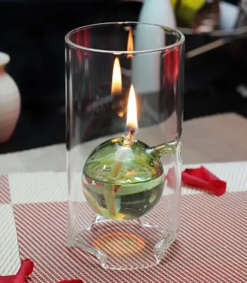 Oggetto scientifico: pallone di vetro con liquido infiammabile e fiamma accesa, utilizzato per esperimenti di chimica e fisica.