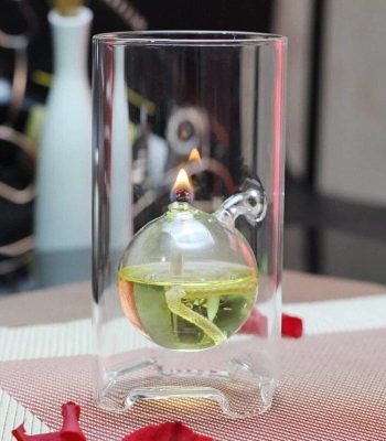Vaso di vetro con sfera di liquido e fiamma accesa, oggetto scientifico decorativo, ideale per appassionati di chimica e scienza.