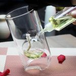 Oggetto scientifico decorativo con beuta e pipetta, perfetto come elemento di design ispirato alla scienza.