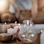 Candele accese e decorazioni scientifiche in vetro, create per ambienti eleganti e sofisticati, ideali come oggetti decorativi o per occasioni speciali.