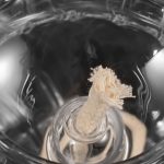 Modello di DNA in vetro trasparente, decorazione scientifica elegante e dettagliata, perfetta per appassionati di biologia e scienza.